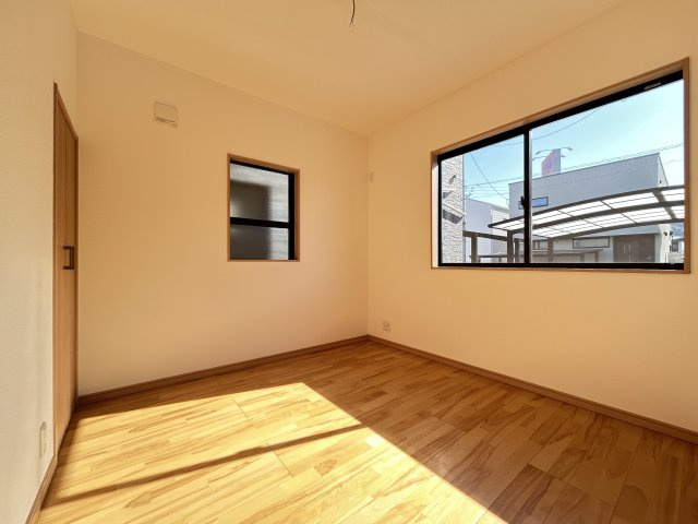1階にも洋室がある4ＬＤＫの物件です。ご家族の多い方や仕事部屋が欲しい方にもオススメです！