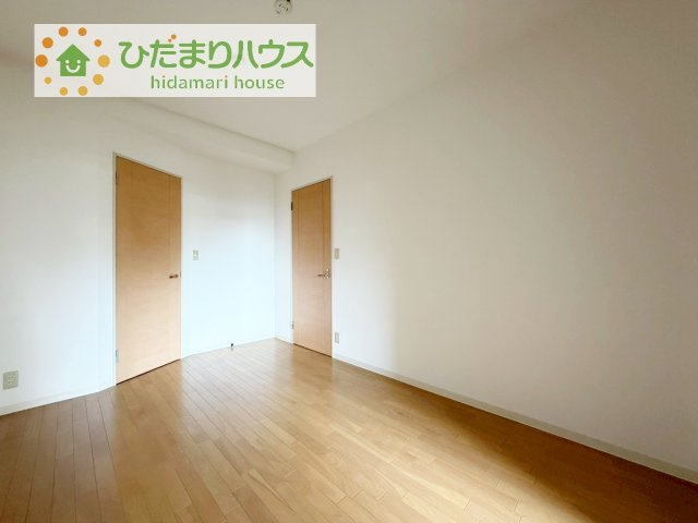 大きなベッドを置いても余裕の広さの主寝室♪