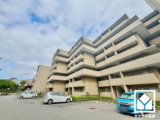 納戸はテレワークスペースや趣味のお部屋など自由にご活用いただけます。物入付きで整理整頓がしやすい設計です。