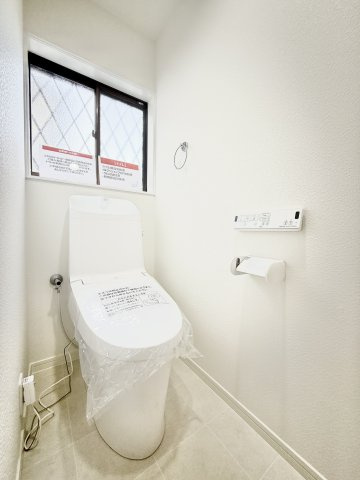 トイレは各階に備わっており新品交換済です。朝の混み合う時間帯に二箇所あるのは嬉しいですね。