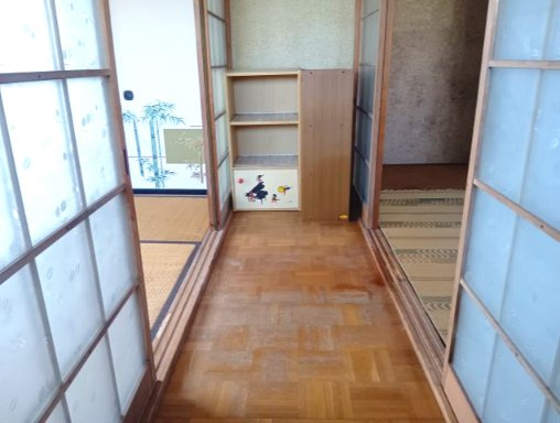 2階廊下は昭和を感じさせる床材です！