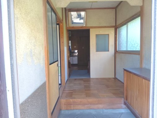 玄関は窓があって通気性が良く、南向きのため明るい時間が長いです！