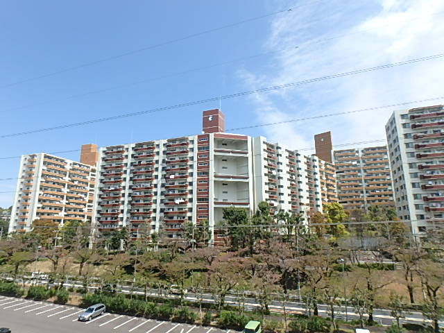 外観遠景、バス通りに面しておりバス停まで徒歩4分
