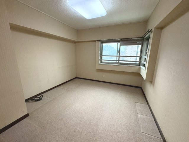 南側2面採光の洋室約5.5帖