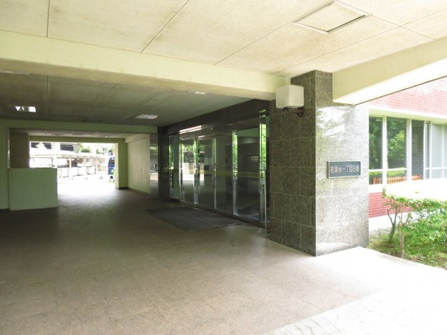 敷地内遊歩道からエントランスへ