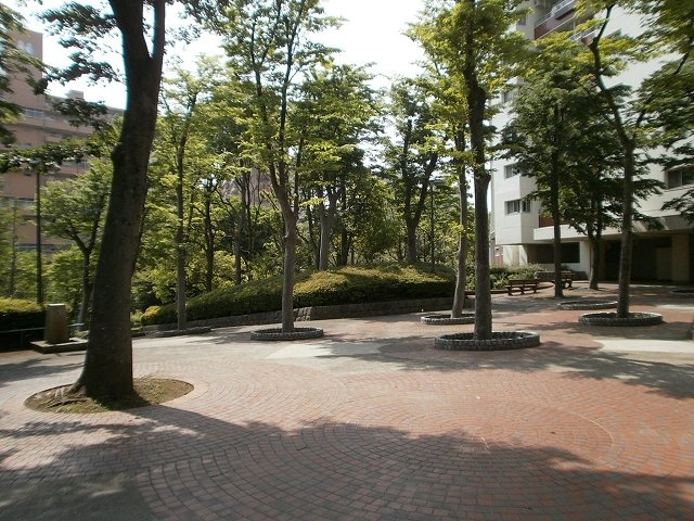 マンション下の遊歩道に繋がるスペース