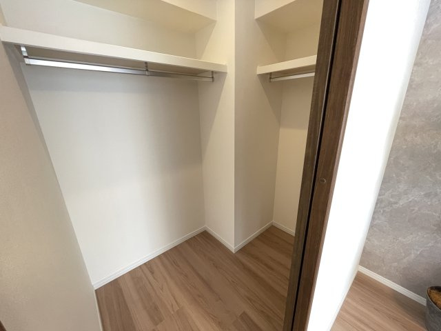 広々としたウォークインクローゼット付きで、大小様々な荷物が収納出来ます。　