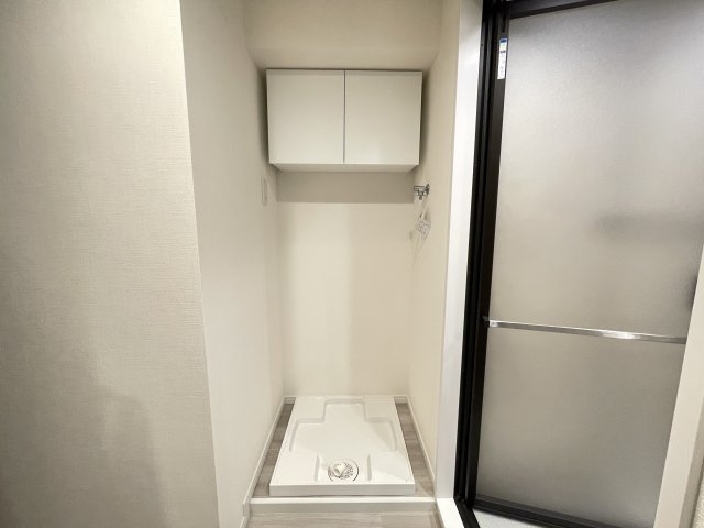 洗濯機置き場の上にも収納スペースがあり、小さなお子様の洗剤等の誤飲も心配不要。　