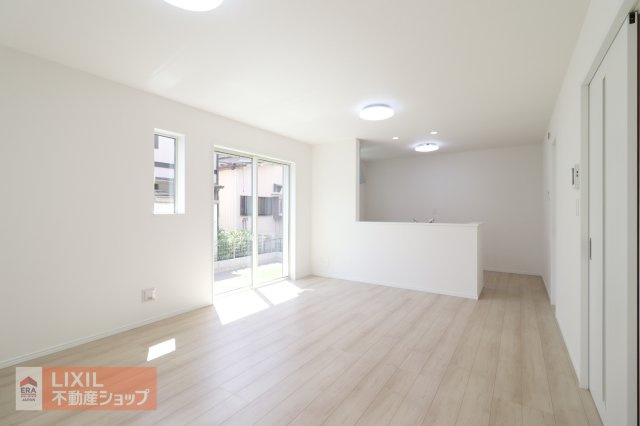 【リビング】現地完成写真。明るい日差しの入るリビングは家族団らんの場所♪　白の壁紙で、とても明るく広く感じられます♪
