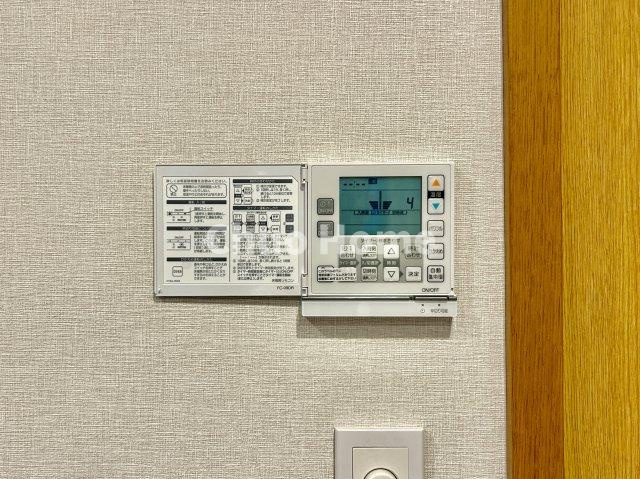 【床暖房】冬は足元から暖めてくれる床暖房はエアコンとは違って埃が舞いませんので健康にも良さそうですね。