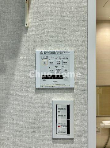 【浴室乾燥機】暖房・冷風・換気・乾燥が可能です。毎日を快適に過ごせるうれしい機能が揃っています。雨の日の洗濯物も安心です。