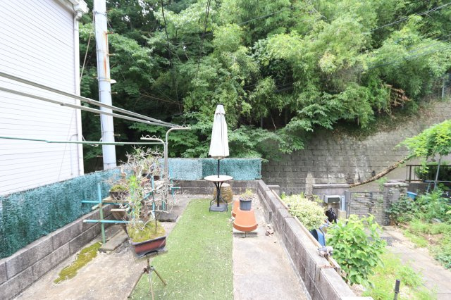 　ゆとりある広々としたお庭。愛犬を思い切り走らせるドッグランにするもよし、お気に入りの花々を育てるガーデニングにするもよし。これからの暮らしにワクワクが広がる住まいです。　8