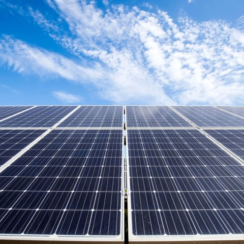 【太陽光発電パネル搭載】導入されたお客様は電気代の節約ができるうえ、停電時にも電気が使えるため安心。