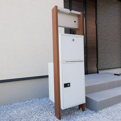 【宅配ボックス】メール便最大サイズ対応のポストと大容量74Lクラスの宅配ボックスを標準装備