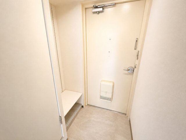 玄関横には収納スペースが設けられており、靴や日用品をまとめて整理しやすい仕様です。収納場所をしっかり確保することで、玄関まわりをすっきりと使いやすく保てるのも嬉しいポイント。