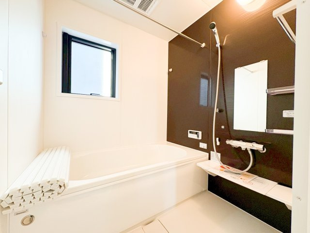 浴室乾燥機付きのバスルーム