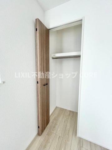 しっかりとした大きさのクローゼットを完備し、収納スペースも十分！　