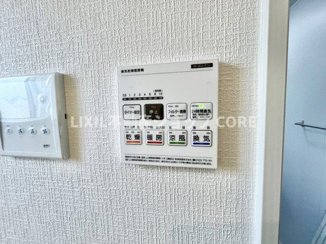 浴室乾燥暖房付のバスルーム。天気や時間を気にせずに、いつでも洗濯物を乾かせます。　
