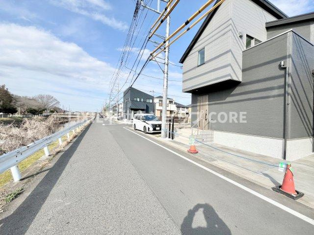 前面道路は閑静な住宅地をはしる車通りの少ない道路。お車の出し入れが苦手なママや小さなお子様にも安心　