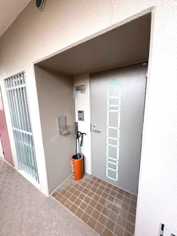 アルコーブ付きの玄関。共用廊下から奥まったところに玄関扉があり、扉を開けても外部からの視線をさえぎることができます！