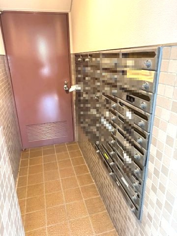 集合ポストを採用！郵便配達員などが建物内に出入りすることが少なくなるので、防犯効果もありますね。