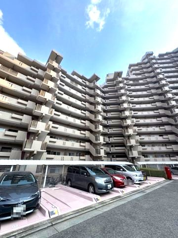 駐車場は敷地内に配され、エントランスまで近いのも嬉しいポイント！※機械式のため、車種の制限があります。