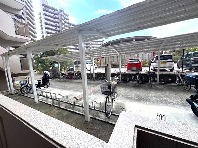 屋根付きの駐輪場を配置。雨から愛車を守ったり、いたずら防止にも！自転車ラックがあり、出し入れしやすくきれいに整理されています。