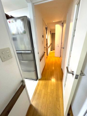 木のぬくもりと白を基調とした明るい廊下。遅い時間に帰宅しても明るく照らしてくれる照明付き！どの時間帯も安心です。