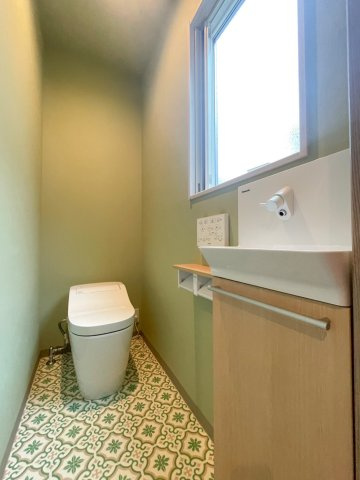 1階：Panasonic　アラウーノ。埋込収納付きで、広々としいたトイレです。