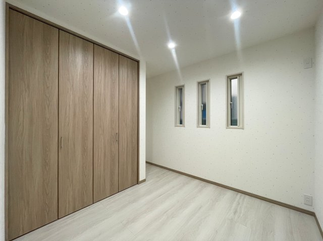 1階：4.5帖納戸。大きな収納を配置することで、他のスペースをしっかり確保できるのがポイント。