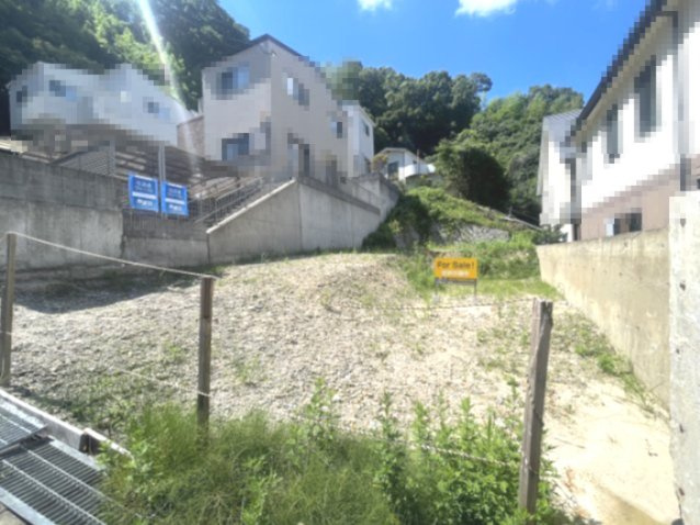 周辺の街並みを望む開放的な環境が魅力の更地です。ゆとりある敷地で、理想の住まいを自由に設計いただけます。