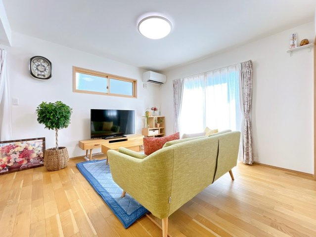 窓からのあたたかい光をあびながらの朝食。今日も一日がんばれそう！と思えるリビング。