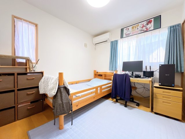 窓が2つあるので明るい印象を受けます！風通しもよいので天気の良い日は窓を開けて空気の入替をしてみるのはいかがでしょうか。