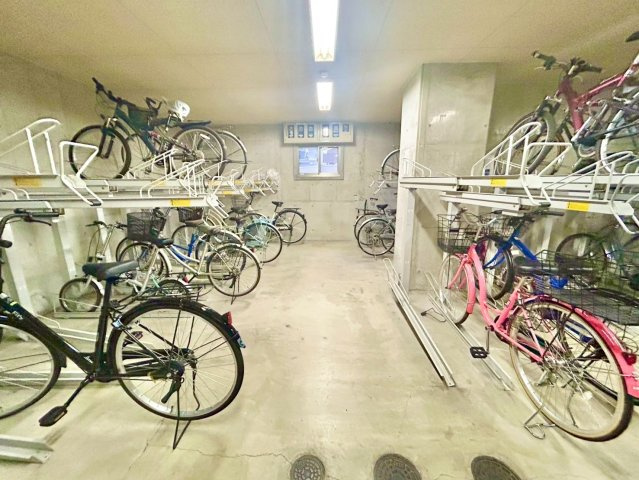 屋内で自転車を保管できます♪