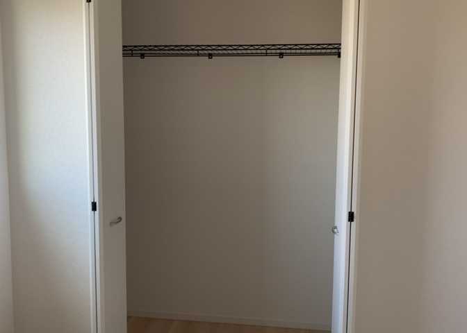 デザイン性を重視しすぎて収納が少なかった！なんてことにならないため、事前に現地で収納の数を確認しておくことをお勧めします。クローゼット以外にも床下収納や屋根裏収納、パントリーなどもチェックしましょう。