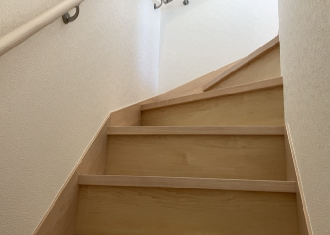 建物の上下階の通路である階段は、その位置によって動線や室内の印象が大きく左右されます。手摺にも重要な役割があり、転倒の防止・歩行や動作を円滑にして日常生活を支えることを主な目的として設置されています。