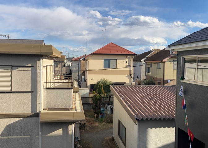 眺望を気にして物件を探す場合、前面に建物が建っていないか現地で確認しましょう！前面に建物があると景色はもちろん、日当たりや風通しにも影響が出てきます。住んだ時のことを想像しながら現地見学をしましょう。