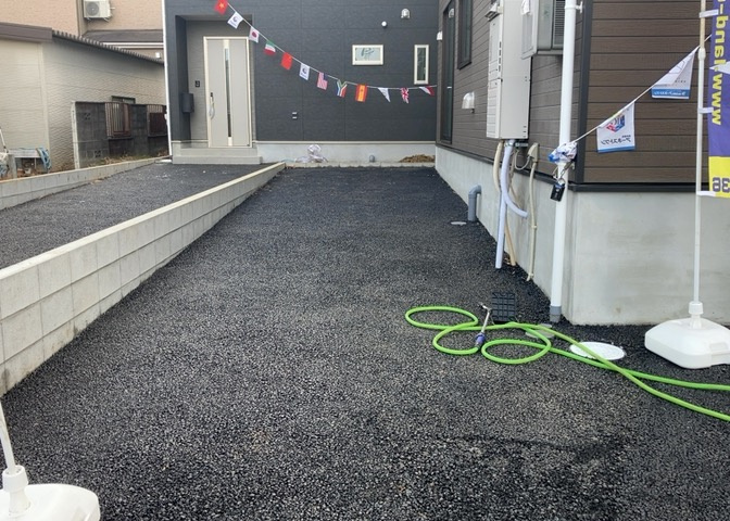 駐車場と明記されていても、最小スペースでつくられた駐車場だと大型車は駐車できなかったり、出入りしにくくなったりする可能性があります。お車のサイズと購入したい物件の駐車場のサイズを現地で確認しましょう。