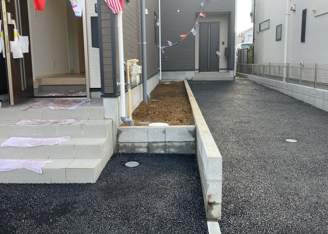 庭があることでガーデニングや家庭菜園はもちろん、こどもの遊び場やペットを放して遊ぶことができます。また、家の周囲に余裕があるということです。隣地との間があれば、十分な日当たりと、風通しが確保できます。