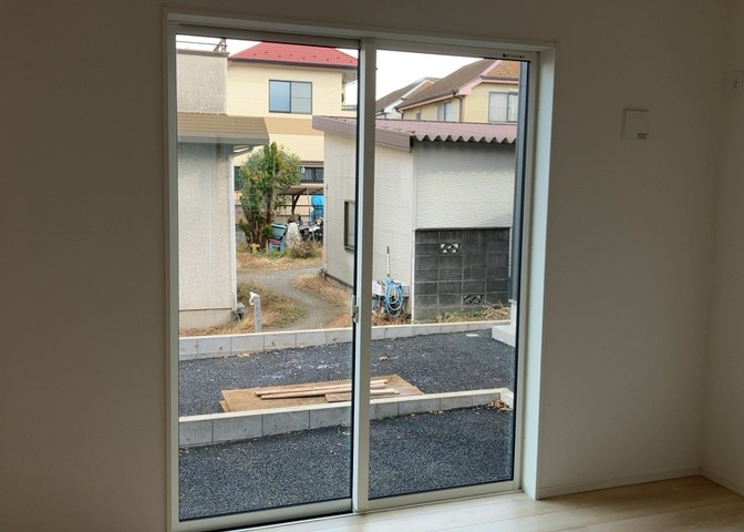 サッシとは、ガラス窓に使用される金属製の窓枠のことです。一般的に住宅建築では、金属製建具工事の段階で備え付けるもので、ガラス類や玄関、バスルームのスチール製のドアなどと同じタイミングで工事を行います。