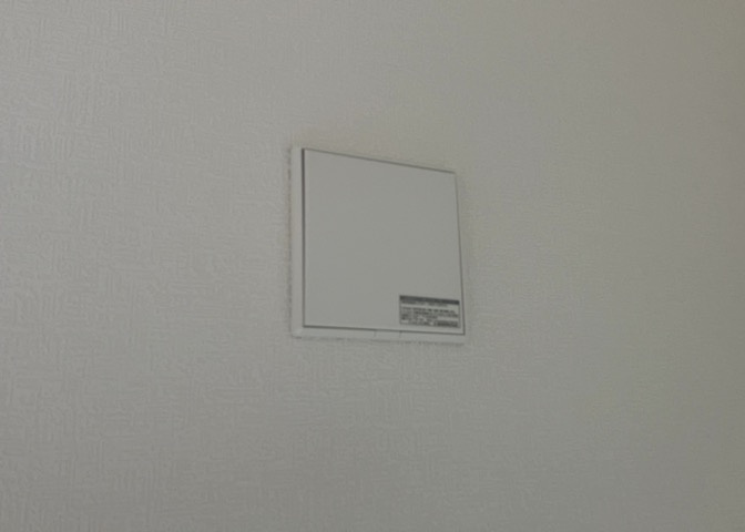 1日中建物内の換気が行われるように設計された仕組みです。気密性の高い住宅は、家に籠った空気でシックハウス症候群になる可能性がありますが、24時間換気システムであれば計画的な換気で対策が可能です。