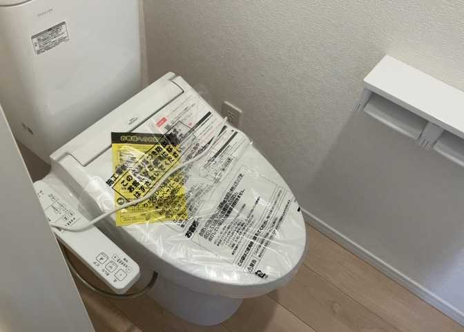 トイレは大きさや形、機能、抗菌性などが異なる多種多彩なタイプが各メーカーから出ています。それぞれに良さがあるため、事前にどういったタイプのトイレがいいのかをご家庭内で決めて、内見に行くといいでしょう。