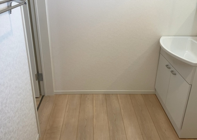多くの戸建て住宅で見かける洗面脱衣所は、洗面台と洗濯機が2畳ほどのスペースに並べられていて、洗面所が脱衣所を兼ね備えている間取りが一般的です。お客様が利用することもある、パブリックな空間でもあります。