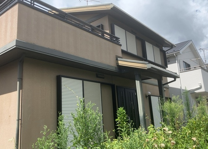 「構造」は建物を支える骨組みで、「工法」は構造を組み立てる方法をいい、構造や工法によって建物のデザインや強度、断熱性などに違いがあります。
