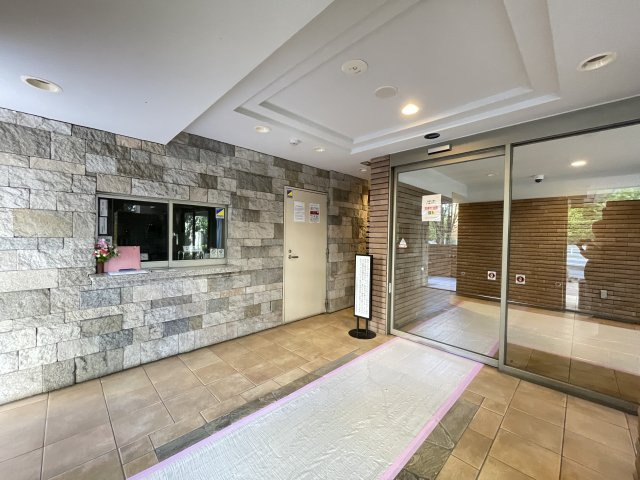 明るく広々としたエントランスが迎えてくれます。　