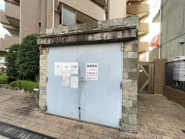 敷地内にゴミ捨て場もあり、忙しい朝も安心です。　