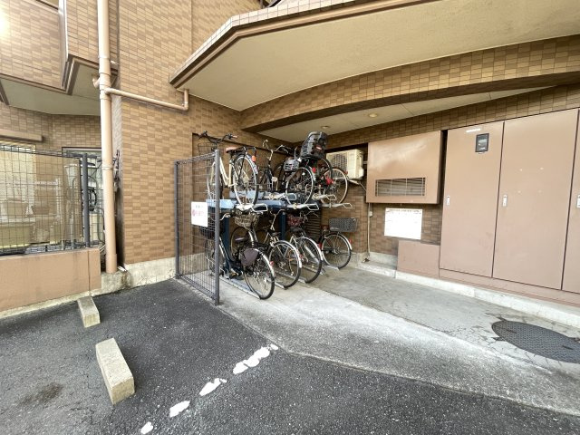 屋根付きの駐輪場で、サビや汚れの心配も不要。　