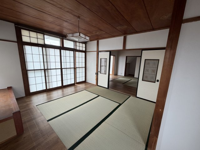 畳と襖が調和する落ち着いた和室
