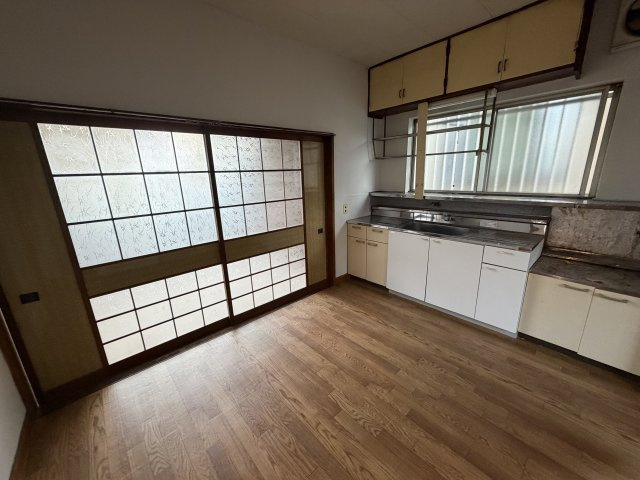 木目調の床が印象的なキッチン