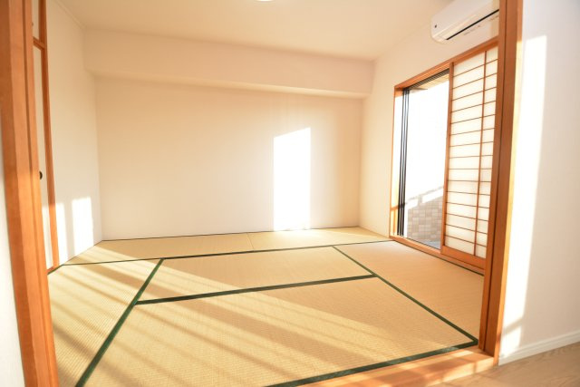 心地よい日差しとイ草の香りに癒されるリビング隣接の使い勝手良好な寛ぎ空間として来客時にも活躍する一室